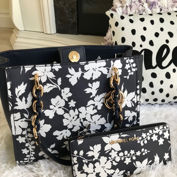 Michael Kors 4 piece handbag set - Picture 6 of 8